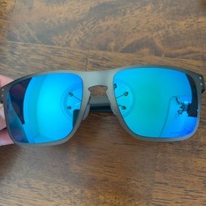 Men’s Oakley polarized sunglasses